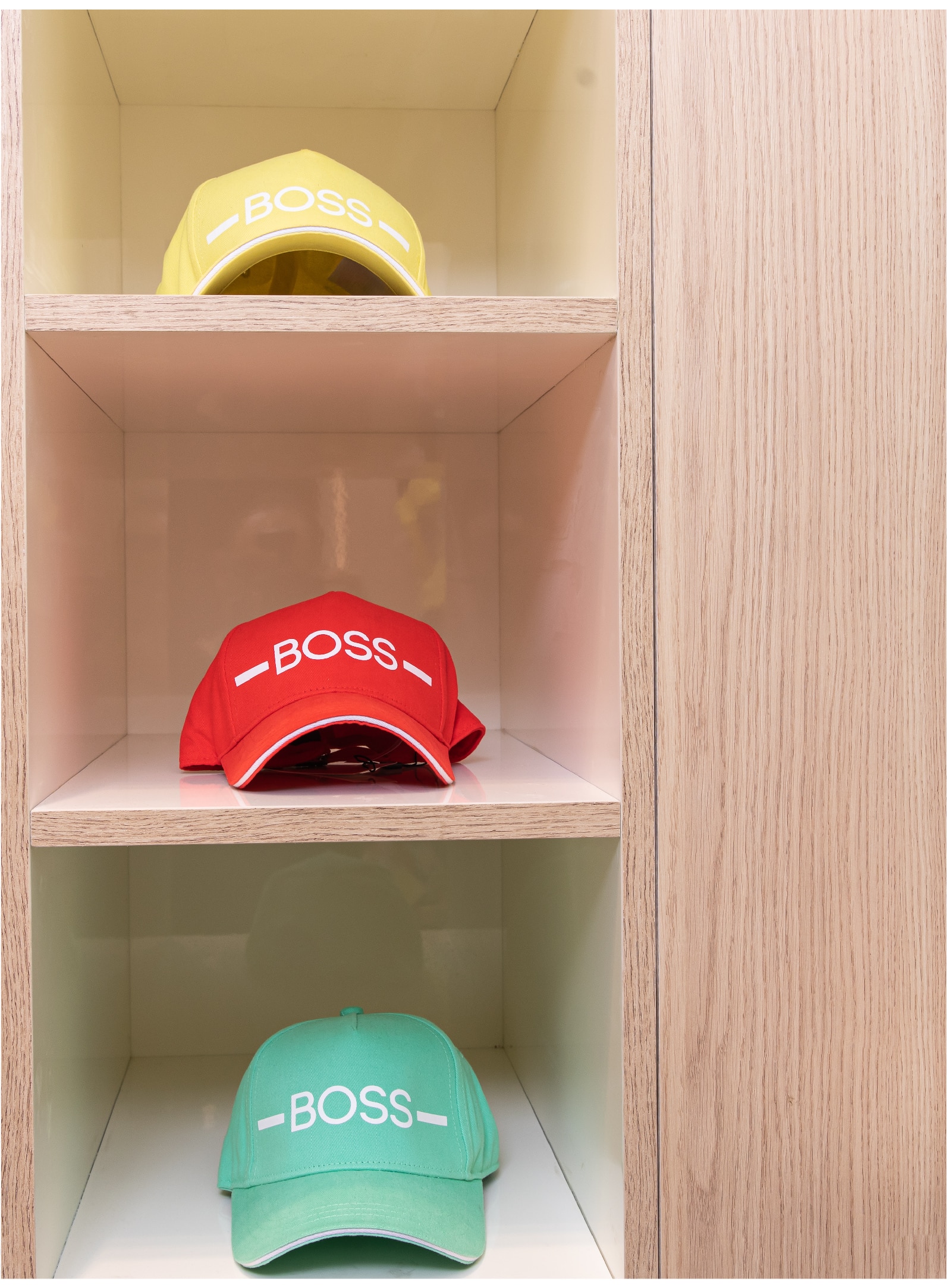 תצוגת כובעים של מותג האופנה BOSS