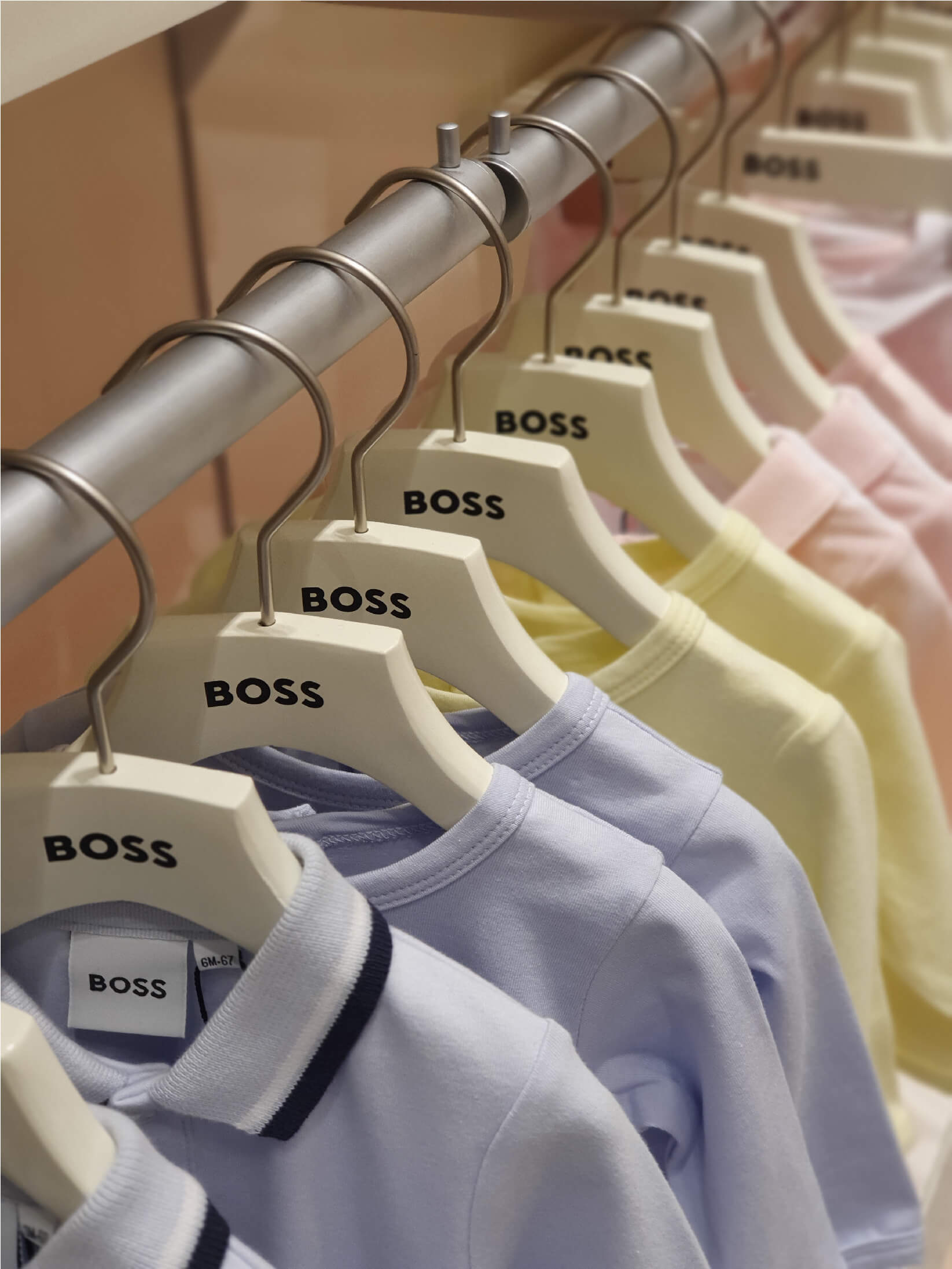 תצוגת בגדים על קובל ממותג של חברת BOSS