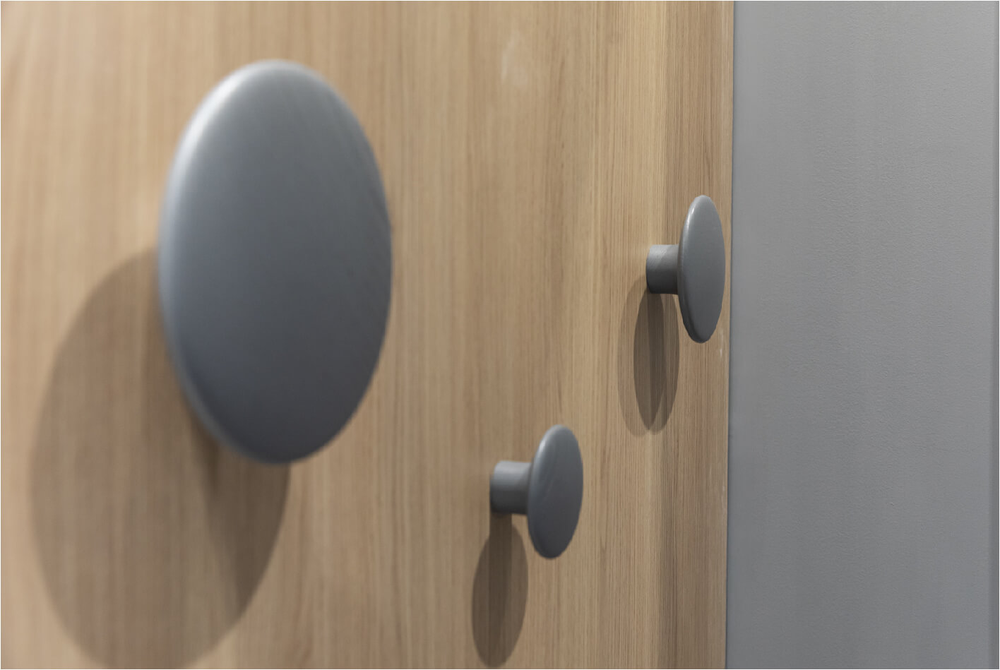 ווי תליה עגולים במידות שונות לתליית בגדים בחדר הלבשה