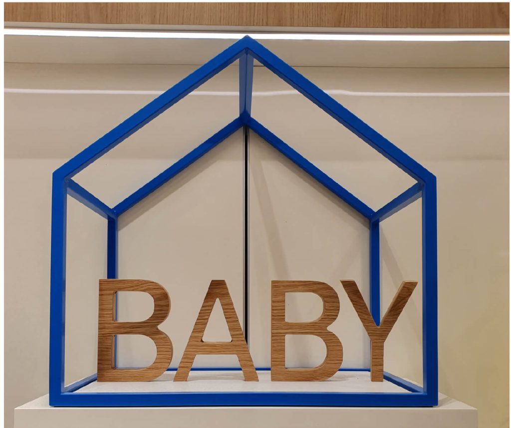 מסגרת מתכת בצורת בית ובפנים כיתוב BABY