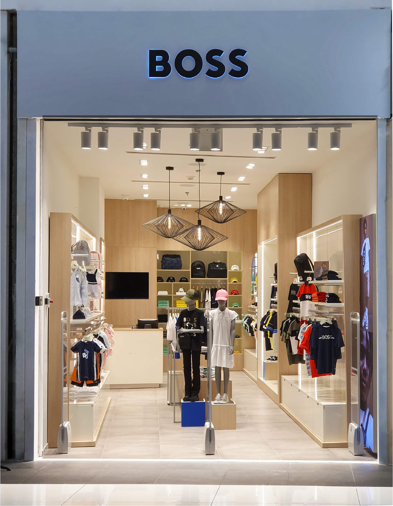 חזית חנות BOSS ילדים בתוך מרכז קניות