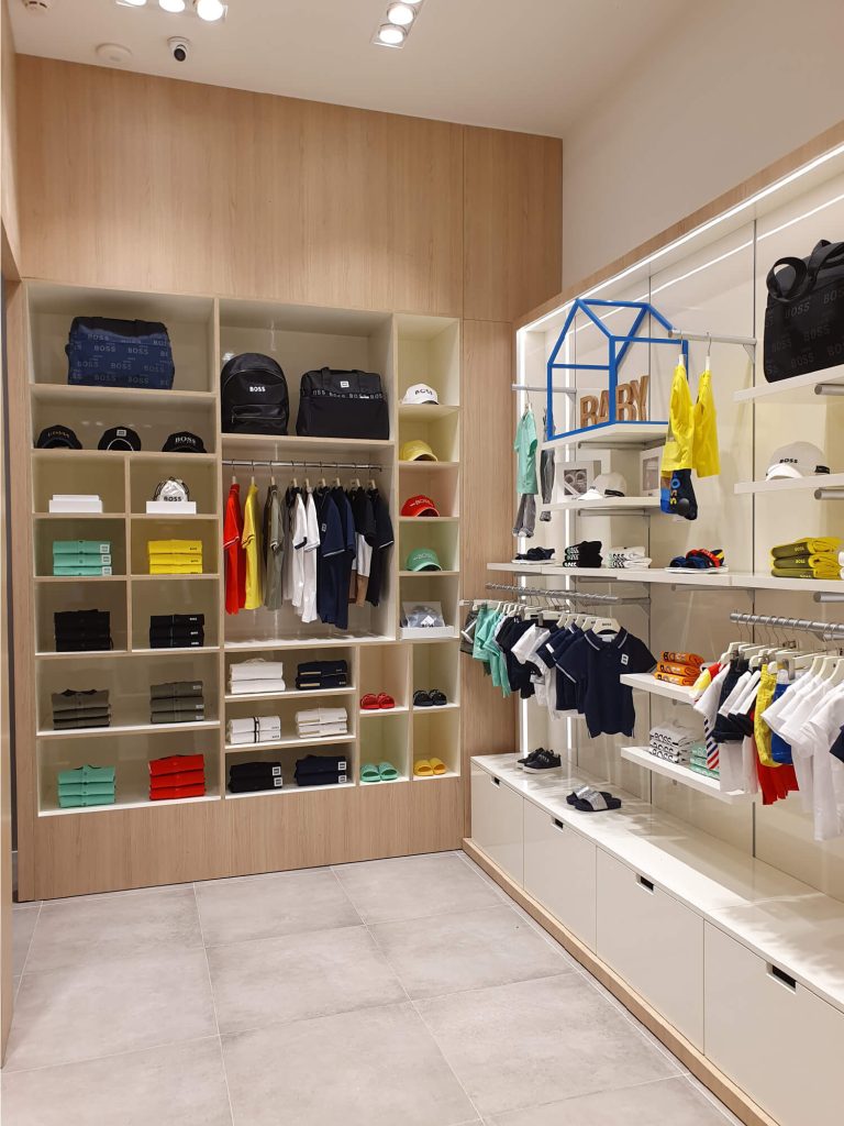 מידוף מחולק ליד מידוף מודולארי בחנות אופנה