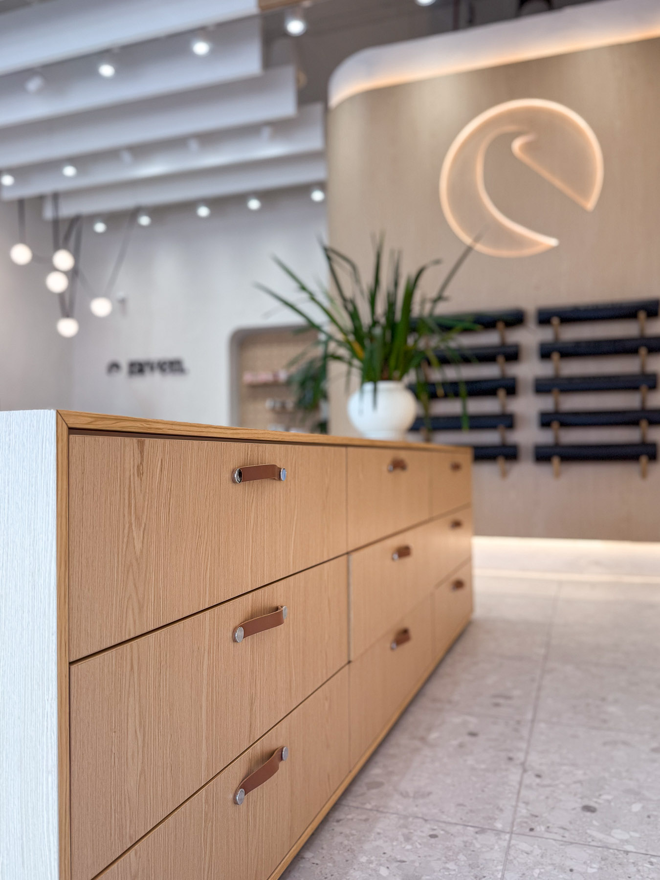 נגרות בהתאמה אישית עם מגירות עץ בחנות בגדי ספורט לנשים בחיפה